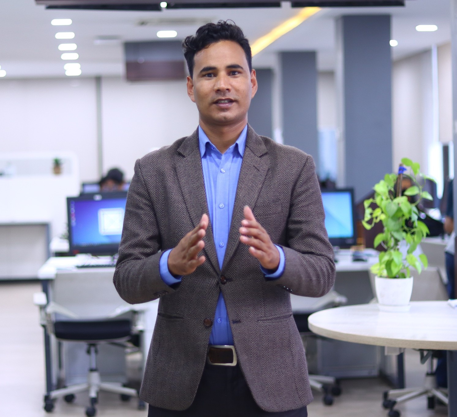 Political leader abuses reporter